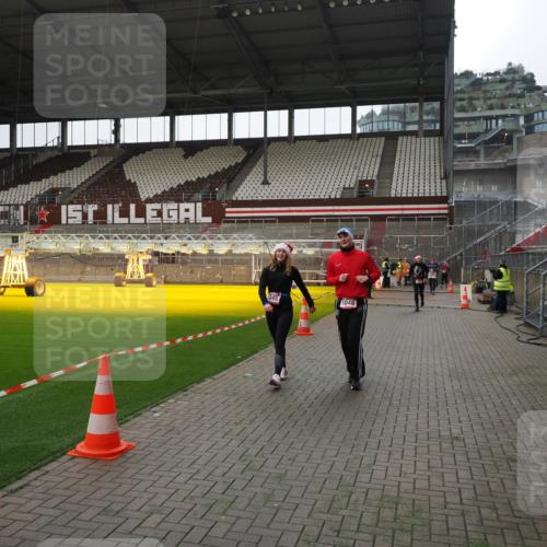 07.12.2025 - St. Pauli X-Mass-Run No. 15 Fabian Wolf http://msf.ph/oto/9399596 07.12.2025 11:01:38 Ziel 336, 376, 766, 770, 771, 1045, 1048, 1300, 1367, 1615, 2251, 2252 meine-sportfotos.de