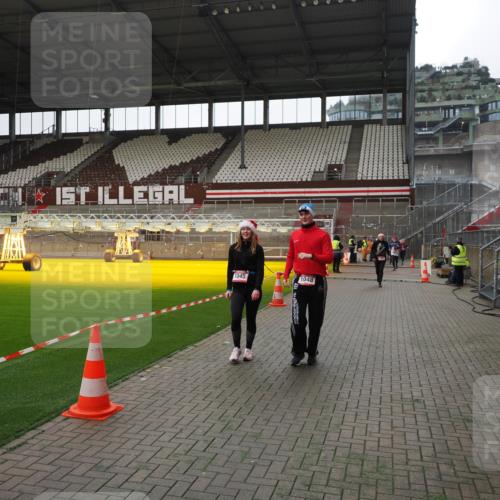 07.12.2025 - St. Pauli X-Mass-Run No. 15 Fabian Wolf http://msf.ph/oto/9399598 07.12.2025 11:01:39 Ziel 336, 376, 766, 770, 771, 1045, 1048, 1067, 1300, 1367, 1615, 2251, 2252 meine-sportfotos.de