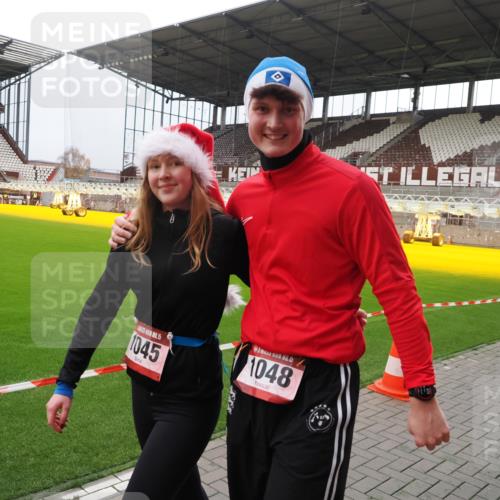 07.12.2025 - St. Pauli X-Mass-Run No. 15 Fabian Wolf http://msf.ph/oto/9399611 07.12.2025 11:01:43 Ziel 336, 376, 1045, 1048, 1067, 1637, 1640 meine-sportfotos.de
