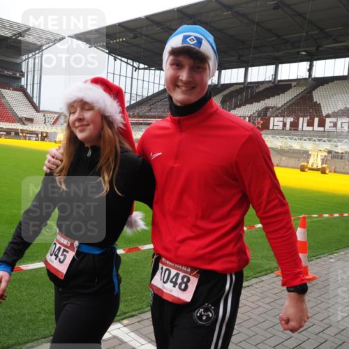 07.12.2025 - St. Pauli X-Mass-Run No. 15 Fabian Wolf http://msf.ph/oto/9399612 07.12.2025 11:01:43 Ziel 336, 376, 1045, 1048, 1067, 1637, 1640 meine-sportfotos.de