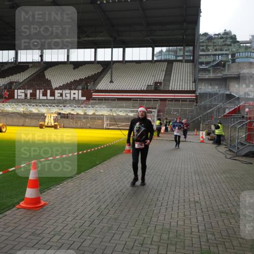 07.12.2025 - St. Pauli X-Mass-Run No. 15 Fabian Wolf http://msf.ph/oto/9399613 07.12.2025 11:01:44 Ziel 336, 376, 1045, 1048, 1067, 1637, 1640 meine-sportfotos.de
