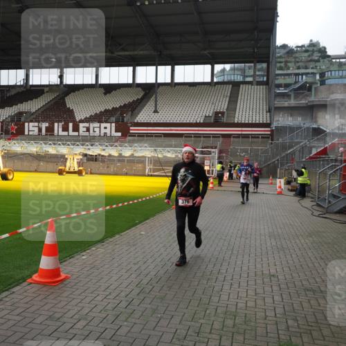 07.12.2025 - St. Pauli X-Mass-Run No. 15 Fabian Wolf http://msf.ph/oto/9399614 07.12.2025 11:01:44 Ziel 336, 376, 1045, 1048, 1067, 1637, 1640 meine-sportfotos.de