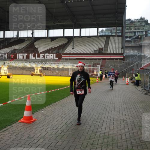 07.12.2025 - St. Pauli X-Mass-Run No. 15 Fabian Wolf http://msf.ph/oto/9399616 07.12.2025 11:01:44 Ziel 336, 376, 1045, 1048, 1067, 1637, 1640 meine-sportfotos.de
