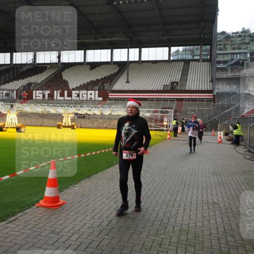 07.12.2025 - St. Pauli X-Mass-Run No. 15 Fabian Wolf http://msf.ph/oto/9399617 07.12.2025 11:01:44 Ziel 336, 376, 1045, 1048, 1067, 1637, 1640 meine-sportfotos.de