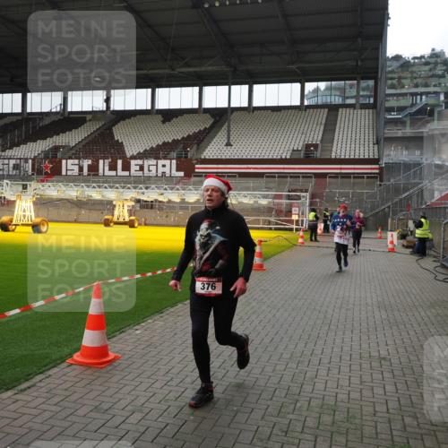 07.12.2025 - St. Pauli X-Mass-Run No. 15 Fabian Wolf http://msf.ph/oto/9399618 07.12.2025 11:01:45 Ziel 336, 376, 1045, 1048, 1067, 1637, 1640 meine-sportfotos.de
