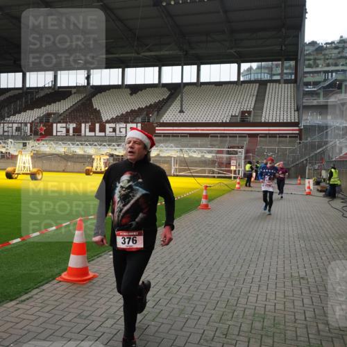 07.12.2025 - St. Pauli X-Mass-Run No. 15 Fabian Wolf http://msf.ph/oto/9399620 07.12.2025 11:01:45 Ziel 336, 376, 1045, 1048, 1067, 1637, 1640 meine-sportfotos.de