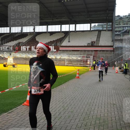 07.12.2025 - St. Pauli X-Mass-Run No. 15 Fabian Wolf http://msf.ph/oto/9399621 07.12.2025 11:01:45 Ziel 336, 376, 1045, 1048, 1067, 1637, 1640 meine-sportfotos.de