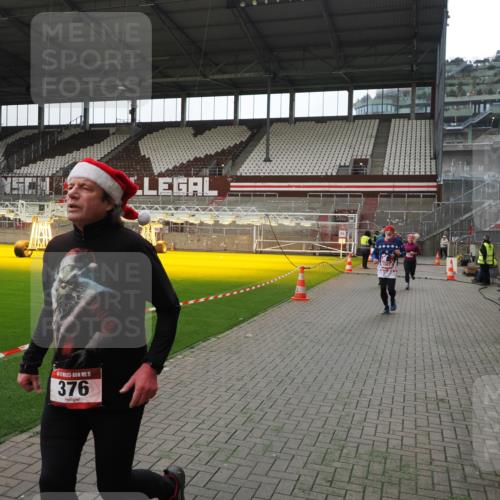 07.12.2025 - St. Pauli X-Mass-Run No. 15 Fabian Wolf http://msf.ph/oto/9399622 07.12.2025 11:01:45 Ziel 336, 376, 1045, 1048, 1067, 1637, 1640 meine-sportfotos.de