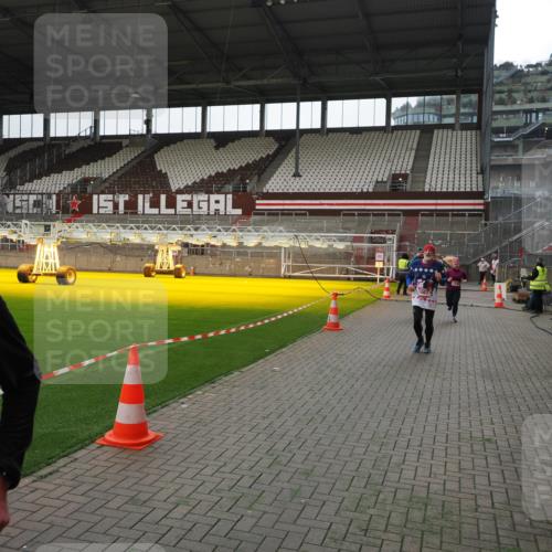 07.12.2025 - St. Pauli X-Mass-Run No. 15 Fabian Wolf http://msf.ph/oto/9399624 07.12.2025 11:01:46 Ziel 336, 376, 1045, 1048, 1067, 1637, 1640 meine-sportfotos.de