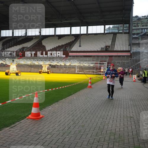 07.12.2025 - St. Pauli X-Mass-Run No. 15 Fabian Wolf http://msf.ph/oto/9399626 07.12.2025 11:01:46 Ziel 336, 376, 1045, 1048, 1067, 1637, 1640 meine-sportfotos.de