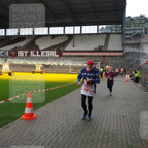 07.12.2025 - St. Pauli X-Mass-Run No. 15 Fabian Wolf http://msf.ph/oto/9399629 07.12.2025 11:01:48 Ziel 336, 376, 1045, 1048, 1067, 1637, 1640 meine-sportfotos.de