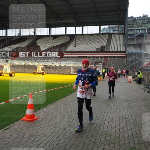 07.12.2025 - St. Pauli X-Mass-Run No. 15 Fabian Wolf http://msf.ph/oto/9399630 07.12.2025 11:01:48 Ziel 336, 376, 1045, 1048, 1067, 1637, 1640 meine-sportfotos.de