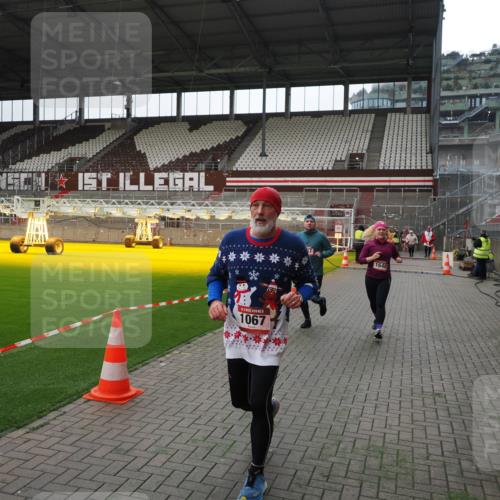 07.12.2025 - St. Pauli X-Mass-Run No. 15 Fabian Wolf http://msf.ph/oto/9399632 07.12.2025 11:01:49 Ziel 376, 1045, 1048, 1067, 1637, 1640 meine-sportfotos.de