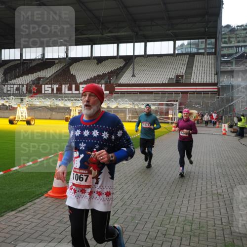 07.12.2025 - St. Pauli X-Mass-Run No. 15 Fabian Wolf http://msf.ph/oto/9399634 07.12.2025 11:01:49 Ziel 376, 1045, 1048, 1067, 1637, 1640 meine-sportfotos.de