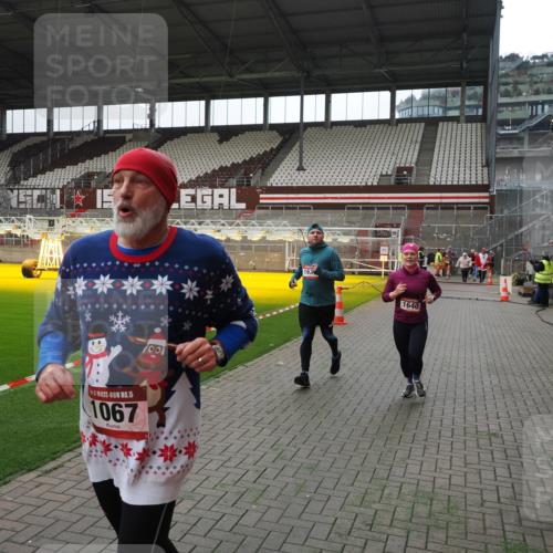 07.12.2025 - St. Pauli X-Mass-Run No. 15 Fabian Wolf http://msf.ph/oto/9399635 07.12.2025 11:01:49 Ziel 376, 1045, 1048, 1067, 1637, 1640 meine-sportfotos.de