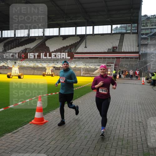 07.12.2025 - St. Pauli X-Mass-Run No. 15 Fabian Wolf http://msf.ph/oto/9399639 07.12.2025 11:01:50 Ziel 376, 1045, 1048, 1067, 1637, 1640 meine-sportfotos.de