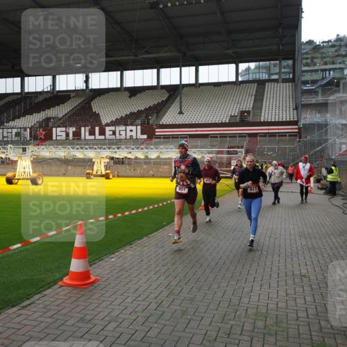 07.12.2025 - St. Pauli X-Mass-Run No. 15 Fabian Wolf http://msf.ph/oto/9399647 07.12.2025 11:01:58 Ziel 837, 838, 842, 851, 1067, 1637, 1640, 2576 meine-sportfotos.de