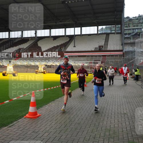 07.12.2025 - St. Pauli X-Mass-Run No. 15 Fabian Wolf http://msf.ph/oto/9399649 07.12.2025 11:01:58 Ziel 837, 838, 842, 851, 1067, 1637, 1640, 2576 meine-sportfotos.de