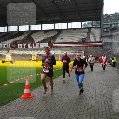 07.12.2025 - St. Pauli X-Mass-Run No. 15 Fabian Wolf http://msf.ph/oto/9399650 07.12.2025 11:01:58 Ziel 837, 838, 842, 851, 1067, 1637, 1640, 2576 meine-sportfotos.de