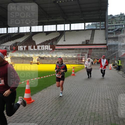 07.12.2025 - St. Pauli X-Mass-Run No. 15 Fabian Wolf http://msf.ph/oto/9399652 07.12.2025 11:02:00 Ziel 95, 837, 838, 842, 851, 1416, 1637, 1640, 2576 meine-sportfotos.de