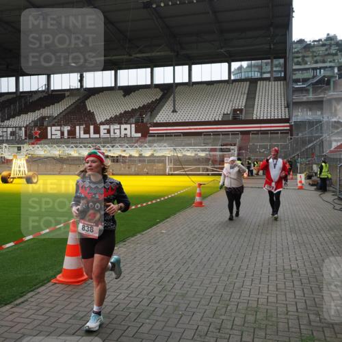07.12.2025 - St. Pauli X-Mass-Run No. 15 Fabian Wolf http://msf.ph/oto/9399655 07.12.2025 11:02:00 Ziel 95, 837, 838, 842, 851, 1416, 1637, 1640, 2576 meine-sportfotos.de