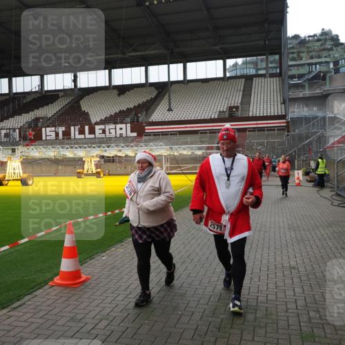 07.12.2025 - St. Pauli X-Mass-Run No. 15 Fabian Wolf http://msf.ph/oto/9399657 07.12.2025 11:02:03 Ziel 95, 837, 838, 842, 851, 1143, 1416, 2576 meine-sportfotos.de