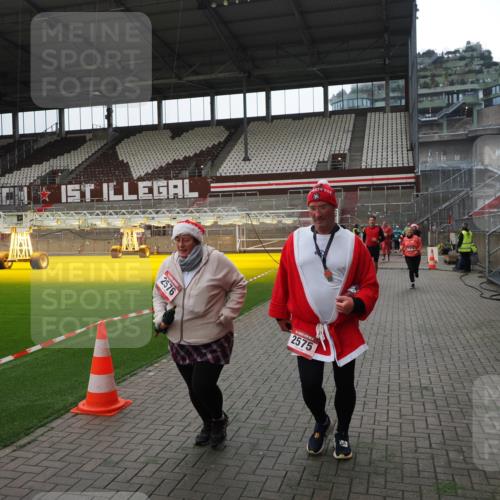 07.12.2025 - St. Pauli X-Mass-Run No. 15 Fabian Wolf http://msf.ph/oto/9399658 07.12.2025 11:02:04 Ziel 95, 837, 838, 842, 847, 851, 1143, 1416, 2576 meine-sportfotos.de
