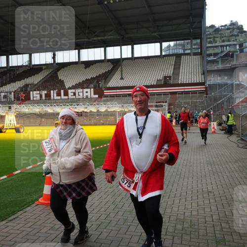 07.12.2025 - St. Pauli X-Mass-Run No. 15 Fabian Wolf http://msf.ph/oto/9399660 07.12.2025 11:02:04 Ziel 95, 837, 838, 842, 847, 851, 1143, 1416, 2576 meine-sportfotos.de