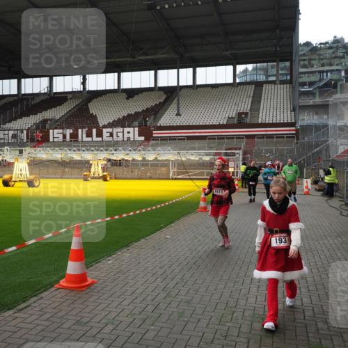 07.12.2025 - St. Pauli X-Mass-Run No. 15 Fabian Wolf http://msf.ph/oto/9399680 07.12.2025 11:02:14 Ziel 95, 193, 314, 317, 838, 847, 1143, 1416, 1611, 2329, 2519, 2520 meine-sportfotos.de