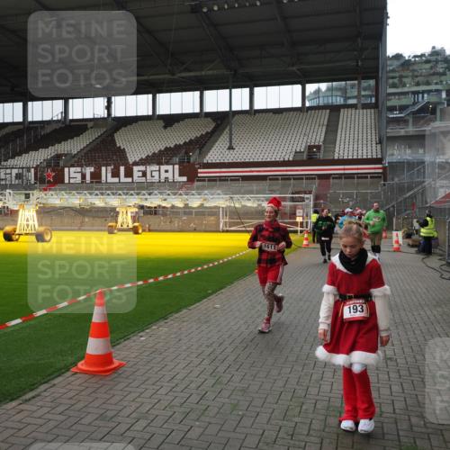 07.12.2025 - St. Pauli X-Mass-Run No. 15 Fabian Wolf http://msf.ph/oto/9399681 07.12.2025 11:02:14 Ziel 95, 193, 314, 317, 838, 847, 1143, 1416, 1611, 2329, 2519, 2520 meine-sportfotos.de
