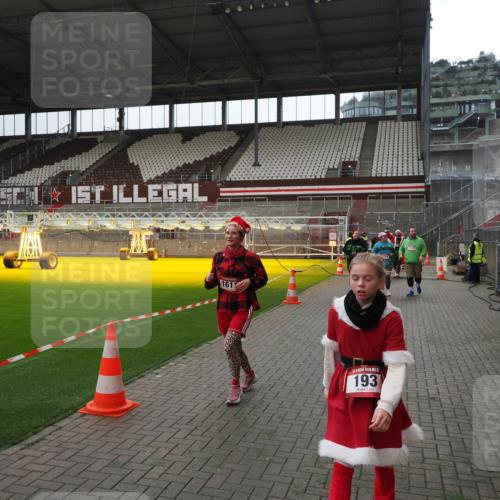 07.12.2025 - St. Pauli X-Mass-Run No. 15 Fabian Wolf http://msf.ph/oto/9399683 07.12.2025 11:02:15 Ziel 95, 193, 314, 317, 847, 1143, 1416, 1611, 2329, 2519, 2520 meine-sportfotos.de