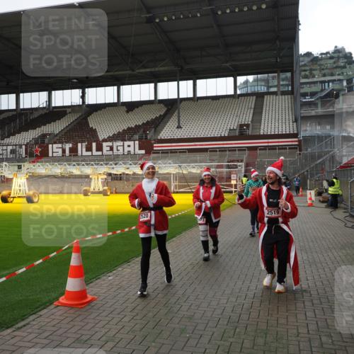 07.12.2025 - St. Pauli X-Mass-Run No. 15 Fabian Wolf http://msf.ph/oto/9399714 07.12.2025 11:02:28 Ziel 20, 25, 314, 542, 547, 1611, 2519, 2520 meine-sportfotos.de