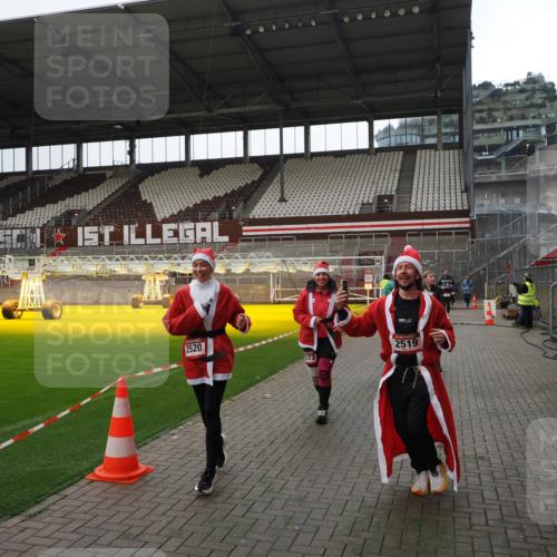 07.12.2025 - St. Pauli X-Mass-Run No. 15 Fabian Wolf http://msf.ph/oto/9399716 07.12.2025 11:02:28 Ziel 20, 25, 314, 542, 547, 1611, 2519, 2520 meine-sportfotos.de