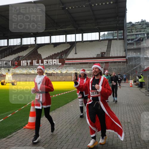 07.12.2025 - St. Pauli X-Mass-Run No. 15 Fabian Wolf http://msf.ph/oto/9399718 07.12.2025 11:02:28 Ziel 20, 25, 314, 542, 547, 1611, 2519, 2520 meine-sportfotos.de