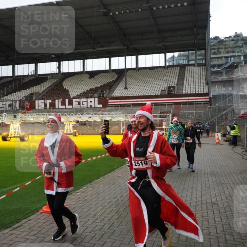 07.12.2025 - St. Pauli X-Mass-Run No. 15 Fabian Wolf http://msf.ph/oto/9399719 07.12.2025 11:02:29 Ziel 20, 25, 542, 547, 2519, 2520 meine-sportfotos.de