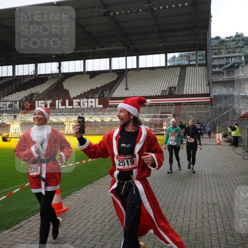 07.12.2025 - St. Pauli X-Mass-Run No. 15 Fabian Wolf http://msf.ph/oto/9399720 07.12.2025 11:02:29 Ziel 20, 25, 542, 547, 2519, 2520 meine-sportfotos.de