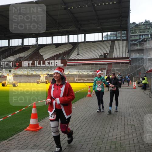 07.12.2025 - St. Pauli X-Mass-Run No. 15 Fabian Wolf http://msf.ph/oto/9399722 07.12.2025 11:02:30 Ziel 20, 25, 542, 547, 747, 749, 751, 2519, 2520 meine-sportfotos.de