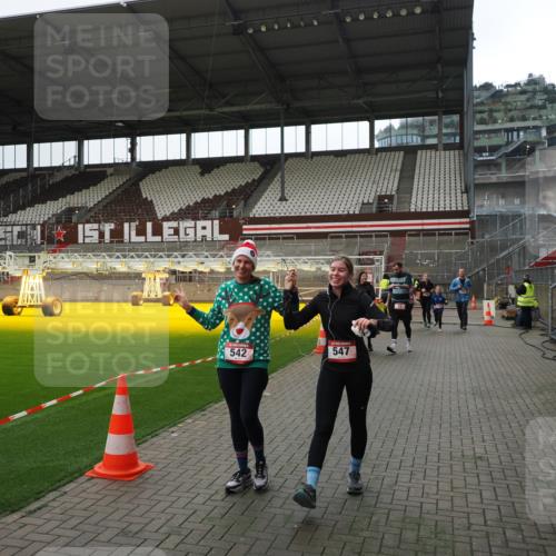07.12.2025 - St. Pauli X-Mass-Run No. 15 Fabian Wolf http://msf.ph/oto/9399730 07.12.2025 11:02:32 Ziel 20, 25, 542, 547, 746, 747, 749, 751, 2519, 2520 meine-sportfotos.de