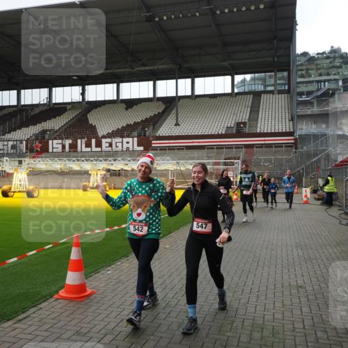 07.12.2025 - St. Pauli X-Mass-Run No. 15 Fabian Wolf http://msf.ph/oto/9399731 07.12.2025 11:02:33 Ziel 20, 25, 542, 547, 746, 747, 749, 751, 2520 meine-sportfotos.de
