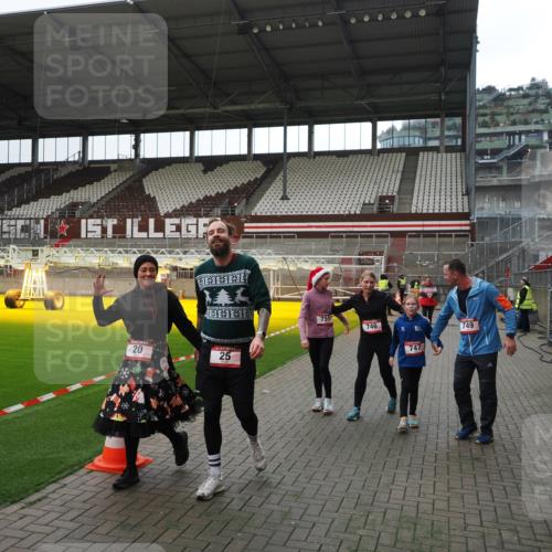 07.12.2025 - St. Pauli X-Mass-Run No. 15 Fabian Wolf http://msf.ph/oto/9399739 07.12.2025 11:02:39 Ziel 20, 25, 542, 547, 746, 747, 749, 751, 1063 meine-sportfotos.de