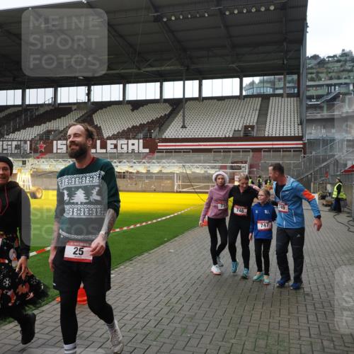 07.12.2025 - St. Pauli X-Mass-Run No. 15 Fabian Wolf http://msf.ph/oto/9399744 07.12.2025 11:02:40 Ziel 20, 25, 542, 547, 746, 747, 749, 751, 1063 meine-sportfotos.de