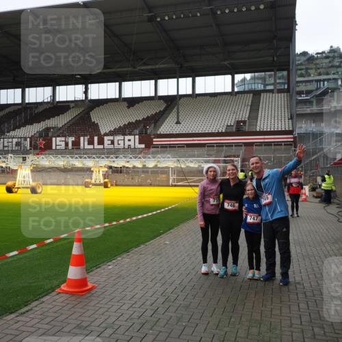 07.12.2025 - St. Pauli X-Mass-Run No. 15 Fabian Wolf http://msf.ph/oto/9399749 07.12.2025 11:02:42 Ziel 20, 25, 746, 747, 749, 751, 1063 meine-sportfotos.de
