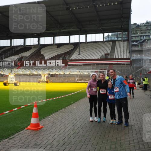 07.12.2025 - St. Pauli X-Mass-Run No. 15 Fabian Wolf http://msf.ph/oto/9399752 07.12.2025 11:02:42 Ziel 20, 25, 746, 747, 749, 751, 1063 meine-sportfotos.de