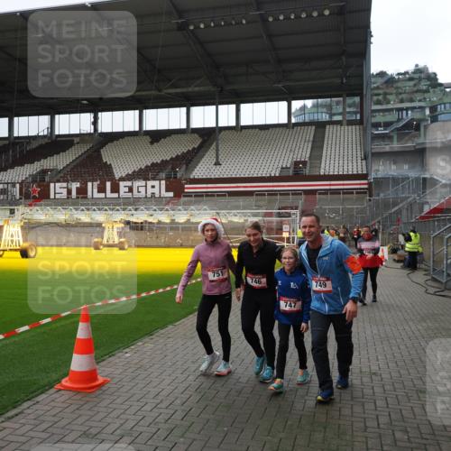 07.12.2025 - St. Pauli X-Mass-Run No. 15 Fabian Wolf http://msf.ph/oto/9399756 07.12.2025 11:02:44 Ziel 20, 25, 746, 747, 749, 751, 1063 meine-sportfotos.de