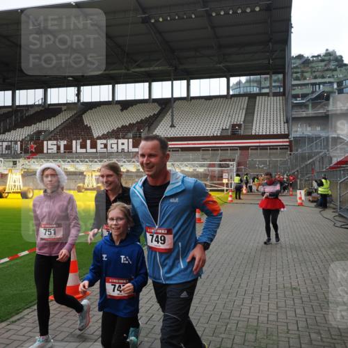 07.12.2025 - St. Pauli X-Mass-Run No. 15 Fabian Wolf http://msf.ph/oto/9399762 07.12.2025 11:02:45 Ziel 20, 25, 746, 747, 749, 751, 997, 1063 meine-sportfotos.de