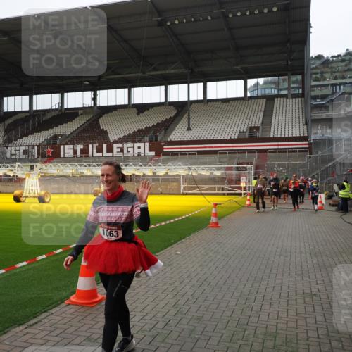 07.12.2025 - St. Pauli X-Mass-Run No. 15 Fabian Wolf http://msf.ph/oto/9399769 07.12.2025 11:02:49 Ziel 151, 160, 502, 574, 746, 747, 749, 751, 880, 953, 997, 1063, 1102 meine-sportfotos.de