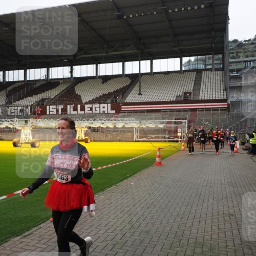 07.12.2025 - St. Pauli X-Mass-Run No. 15 Fabian Wolf http://msf.ph/oto/9399770 07.12.2025 11:02:49 Ziel 151, 160, 502, 574, 746, 747, 749, 751, 880, 953, 997, 1063, 1102 meine-sportfotos.de