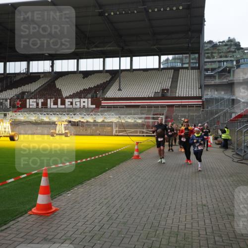 07.12.2025 - St. Pauli X-Mass-Run No. 15 Fabian Wolf http://msf.ph/oto/9399773 07.12.2025 11:02:52 Ziel 151, 160, 502, 574, 602, 612, 875, 880, 953, 997, 1063, 1102, 4809 meine-sportfotos.de