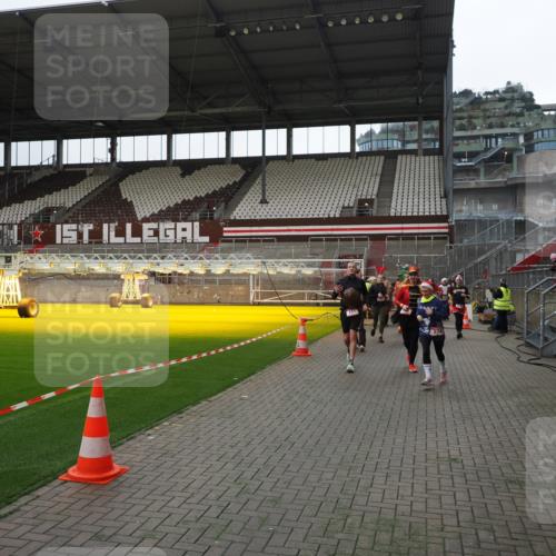 07.12.2025 - St. Pauli X-Mass-Run No. 15 Fabian Wolf http://msf.ph/oto/9399774 07.12.2025 11:02:52 Ziel 151, 160, 502, 574, 602, 612, 875, 880, 953, 997, 1063, 1102, 4809 meine-sportfotos.de