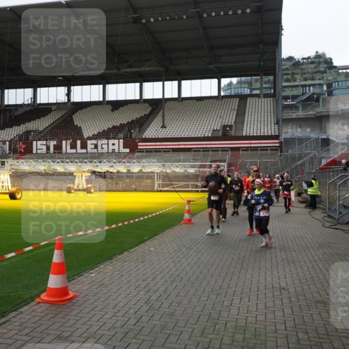 07.12.2025 - St. Pauli X-Mass-Run No. 15 Fabian Wolf http://msf.ph/oto/9399775 07.12.2025 11:02:52 Ziel 151, 160, 502, 574, 602, 612, 875, 880, 953, 997, 1063, 1102, 4809 meine-sportfotos.de